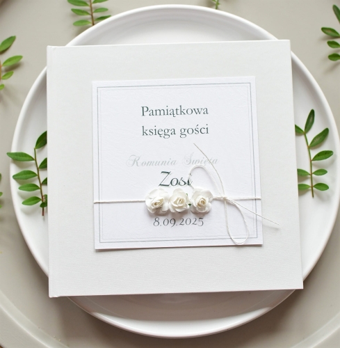klasyczna, personalizowana księga gości z trzema różyczkami i imieniem dziecka - dekoracje komunijne