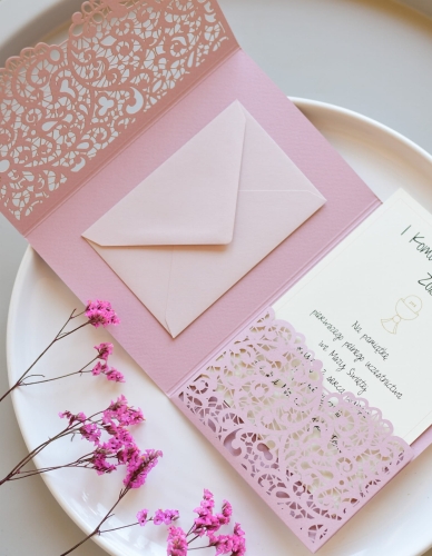 ażurowa kartka komunijna dla dziewczynki z życzeniami i kopertą na prezent