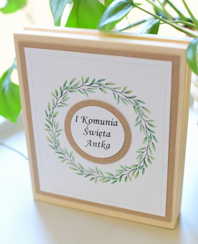 drewniana skrzynka z życzeniami i kopertą z okazji I Komunii Świętej