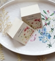 personalizowane winietki ślubne na stół w stylu boho z motywem polnych kwiatów - papier z trawy biodegradowalny