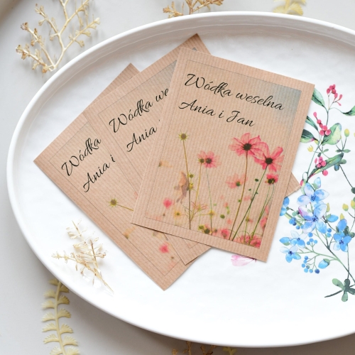 personalizowane naklejki na wódkę weselną w stylu boho z motywem polnych kwiatów - ekologiczne eko z papieru kraft