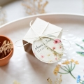 pomysł na oryginalne upominki ślubne - doniczki z nasionkami roślin do wyboru - personalizowane opakowanie wykonane z papieru z trawy - boho dekoracje na ślub