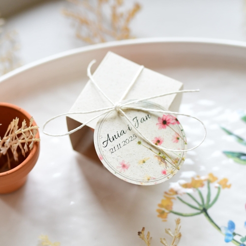 pomysł na oryginalne upominki ślubne - doniczki z nasionkami roślin do wyboru - personalizowane opakowanie wykonane z papieru z trawy - boho dekoracje na ślub
