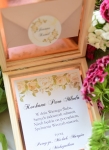 drewniana skrzynka z życzeniami i kopertą na wesele BESTSELLER