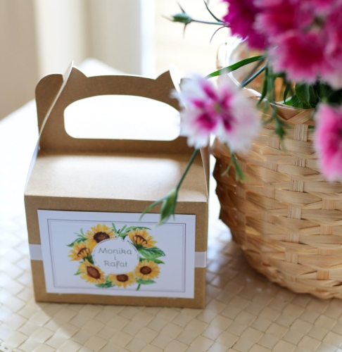 rustykalne pudełka na ciasto weselne ze słonecznikiem i wydrukiem imion Pary Młodej - pojemniki na ciasto weselne kraft