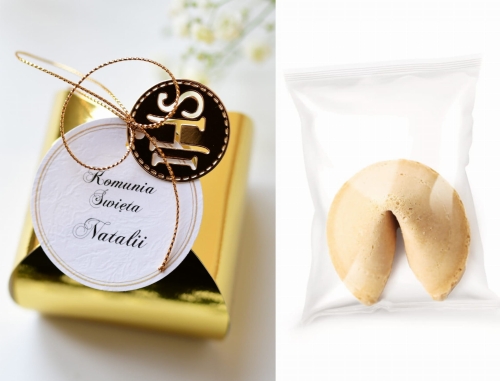 nietypowe podziękowania komunijne - ciasteczka szczęścia z wróżbą w złotych pudełkach IHS z imieniem dziecka