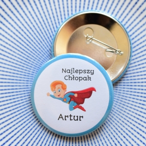 przypinka Z IMIENIEM  - pomysł na szkolne upominki na Dzień Chłopaka - superbohater
