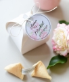 upominki dla gości weselnych - ciasteczka z wróżbą w personalizowanych boxach - dekoracje weselne piwonie