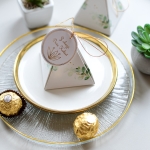 upominki na dzień kobiet - Ferrero Rocher ze złoconą zawieszką 02 piramidka (minimalne zamówienie 15 szt.)