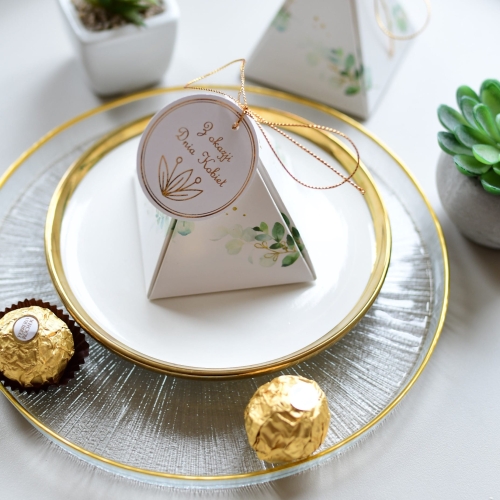 upominki na dzień kobiet - ferrero rocher w piramidce