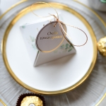 winietki z czekoladką - Ferrero Rocher ze złoconą zawieszką 02 PIRAMIDKA (minimalne zamówienie 15 szt.)