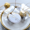 upominki na Chrzest Święty - złote czekoladki ferrero rocher w opakowaniu i ze złotą zawieszką