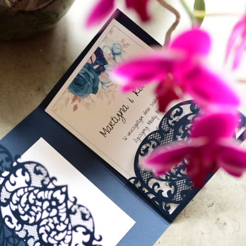 granatowa, ażurowa kartka weselna na pieniądze z Twoimi życzeniami