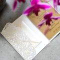 ażurowa, elegancka kartka na ślub z kopertą dla pary młodej