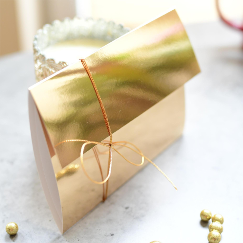 złote zaproszenia na chrzest święty z wydrukiem listy gości