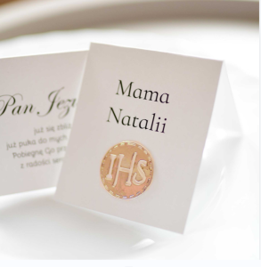 złote, eleganckie winietki komunijne z wydrukiem listy gości IHS (minimalne zamówienie 15 szt.) 