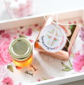 mini-miodki w różowym boxie z zawieszką kwiatowy krzyż