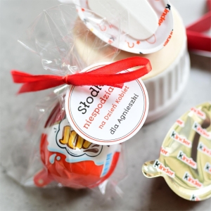 słodkie upominki na Dzień Kobiet - jajko Kinder Joy  z imieniem 
