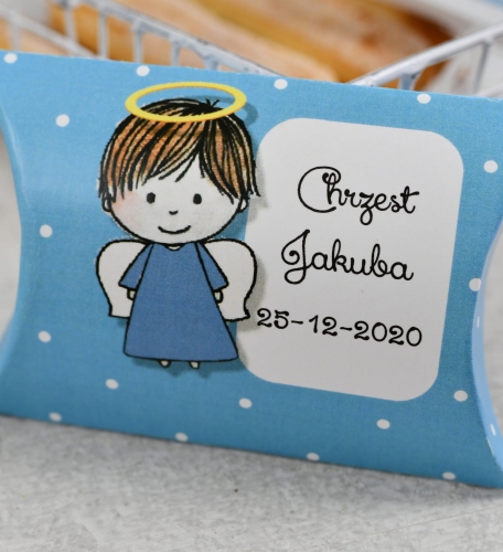 niebieskie, spersonalizowane pudełka na cukierki - podziękowania na chrzest z aniołkiem