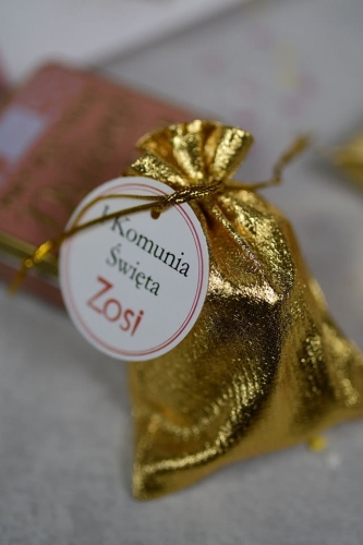 podziękowania na komunię - złote woreczki z imieniem dziecka