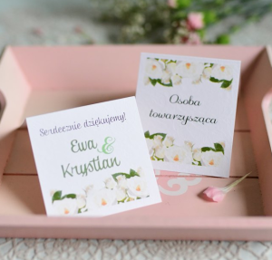 winietki ślubne w białe kwiaty i listki (minimalne zamówienie 20 szt.)