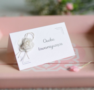 eleganckie, białe winietki ślubne z kwiatkiem (minimalne zamówienie 15 szt.) 