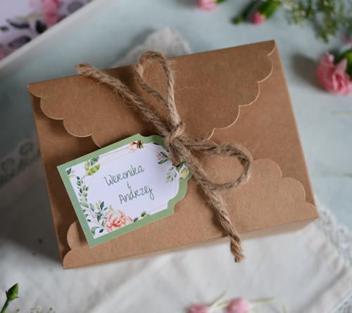 rustykalne pudełka na ciasto weselne z zawieszką