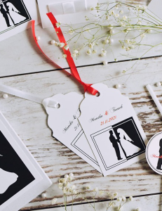 eleganckie, czarno-białe zawieszki na wódkę weselną (minimalne zamówienie 20 szt.) 