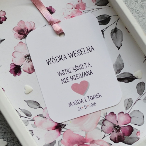 piękne zawieszki na alkohol z serduszkiem i imionami Pary Młodej