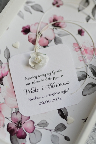 piękne, delikatne, gustowne zawieszki na alkohol weselny, etykiety na wódkę weselną z białą różyczką