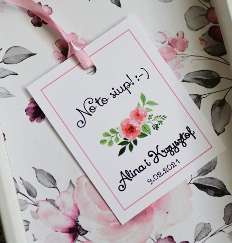 kwiatowe zawieszki na wódkę weselną, spersonalizowane etykiety na alkohol - pudrowy róż