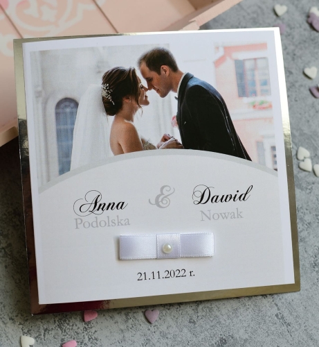 eleganckie, srebrne zaproszenia ślubne ze zdjęciem Pary Młodej