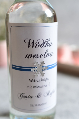 zimowa naklejka na wódkę weselną ze srebrną gwiazdką - etykieta na alkohol z imionami Pary młodej i datą