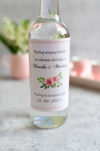 piękne naklejki na wódkę weselną z motywem róż - pudrowy róż