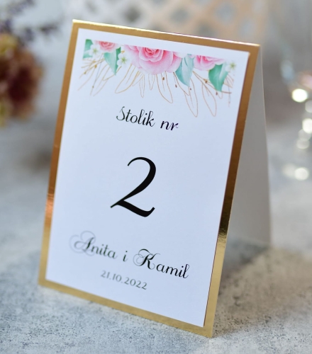 złoty numer stolika weselnego z imionami Pary Młodej - gold - glamour