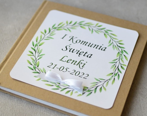 rustykalna, ekologiczna księga gości na I Komunię Świętą - zielony wianuszek - z wydrukiem imienia dziecka i daty