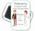 prostokątne magnesy z grafiką pary młodej i dowolnym tekstem - imiona pary młodej / data; upominiki dla gości weselnych