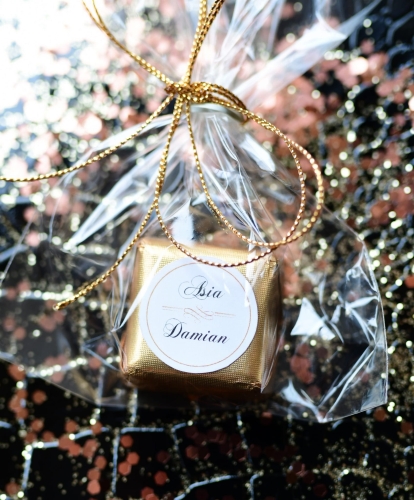przepyszne złote czekoladki glamour z imieniem Pary Młodej - spersonalizowane czekoladki jako podziękowania dla Gości weselnych