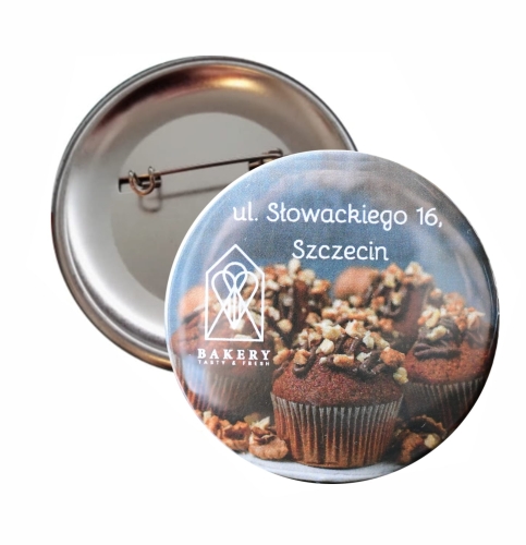 przypinka z logo firmy - reklamowy kotylion z dowolnym napisem i logiem - reklamowe gadżety firmowe