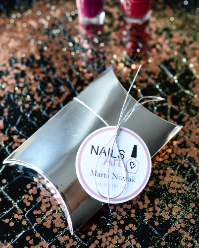 srebrne pudełko, błyszczące eleganckie box opakowanie na cukierki z logo firmy lub nazwą - upominiki dla klientów