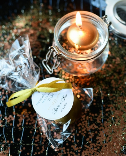 metalizowane, złote świeczki pływające jako upominiki podziękowania weselne spersonalizowane z imionami Pary Młodej i datą - nietypowe podziękowania ślubne