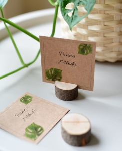 modne winietki weselne na plastrze drewna - motyw monstery  (minimalne zamówienie 15 szt.) 