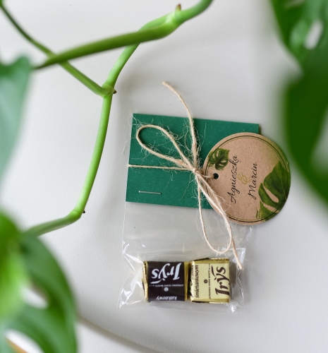 spersonalizowane cukierki jako podziękowania dla gosci weselnych - iryski - w cenie wydruk imion Pary Młodej i data - motyw monstery