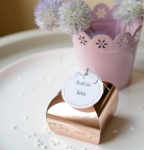 winietki na chrzciny z pudełkiem na cukierki KWIATY - różowe złoto  (minimalne zamówienie 15 szt.) 