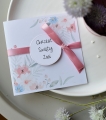 kwiatowe zaproszenia na chrzciny - dla dziewczynki z wydrukiem listy gości i różową kopertą - szybka realizacja