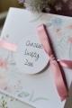 kwiatowe zaproszenia na chrzciny - dla dziewczynki z wydrukiem listy gości i różową kopertą - szybka realizacja