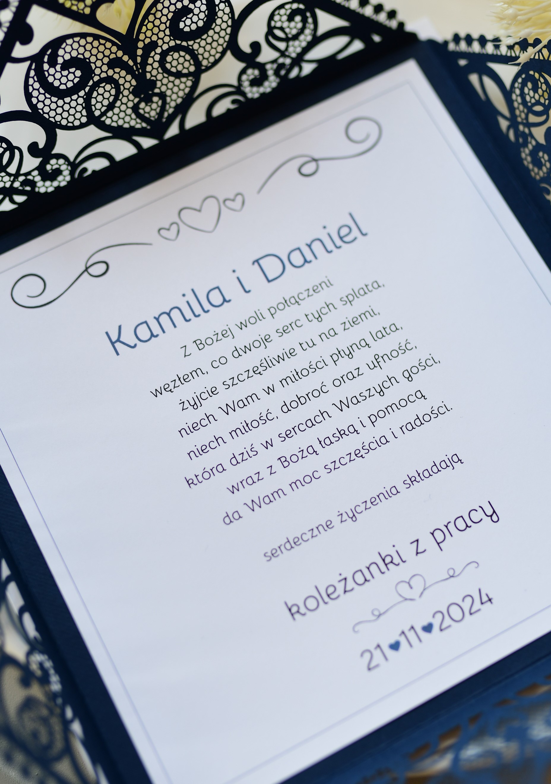 granatowe kartki z życzeniami dla pary młodej od gości z kopertą