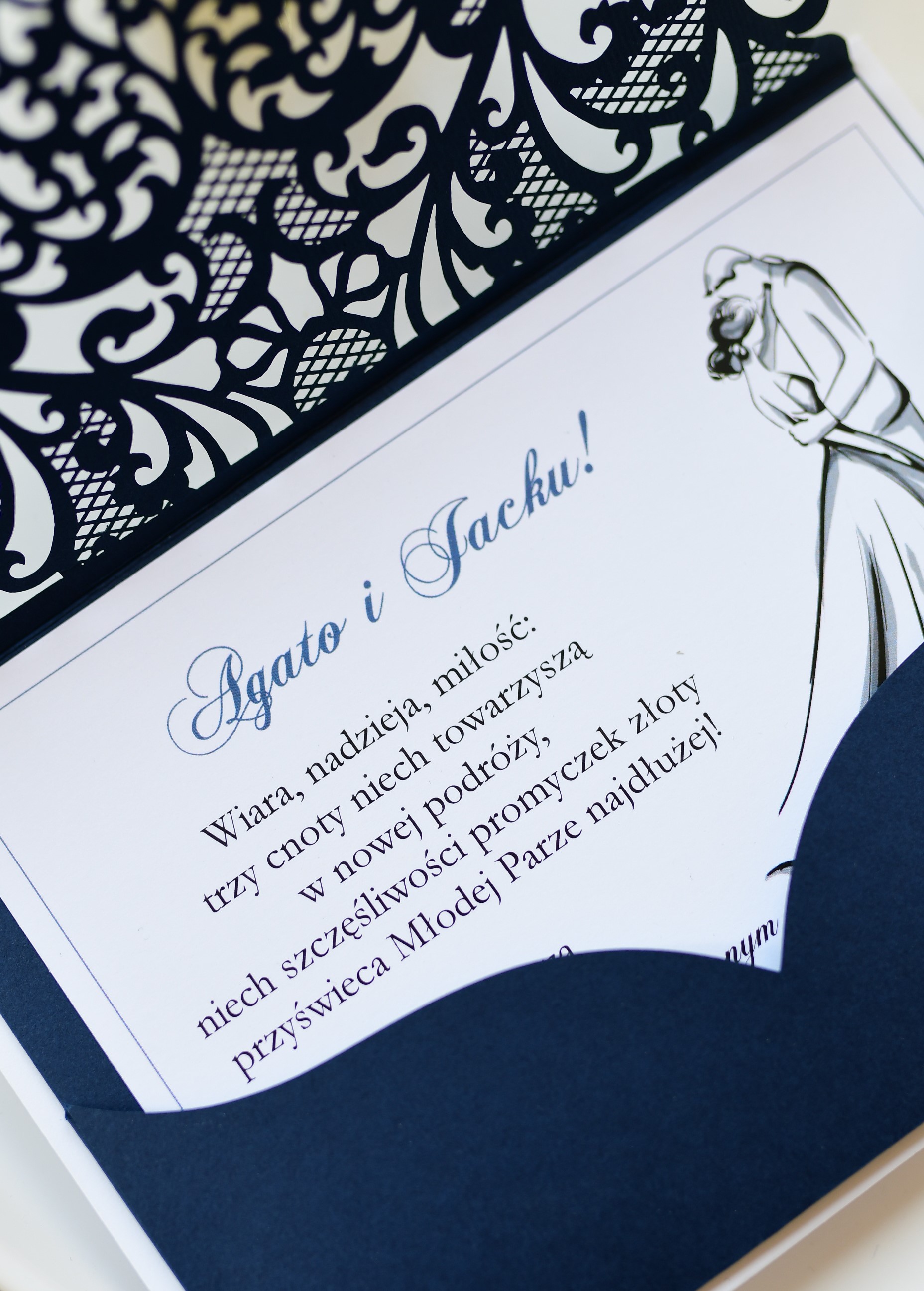 granatowa kartka z życzeniami dla pary młodej
