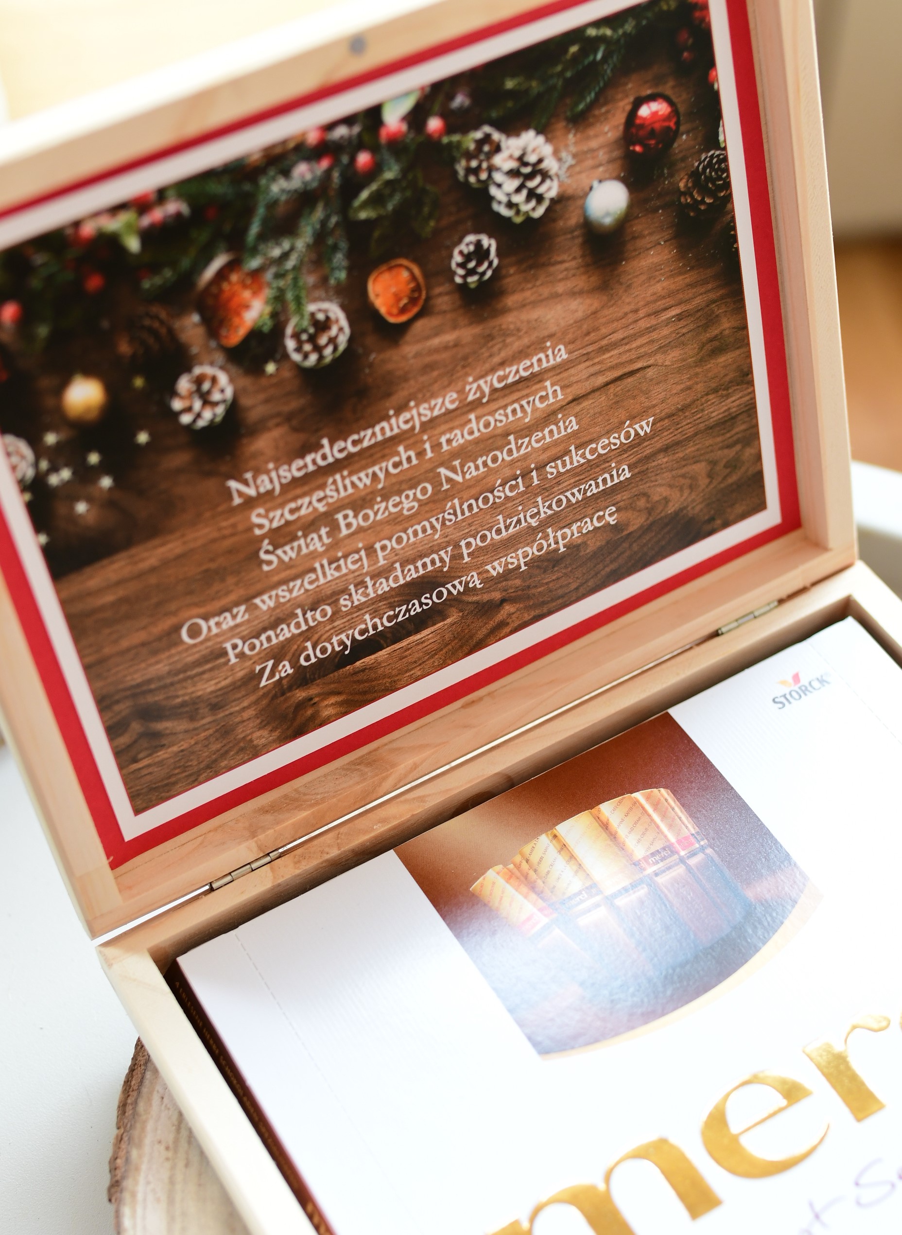 skrzynia z czekoladkami - personalizowane prezenty na święta